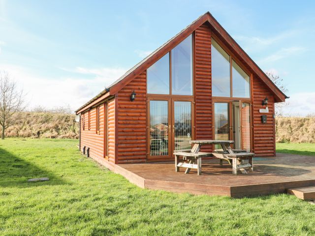 Last Minute Lodges Deals On Log Cabin Breaks Holidays Sykes