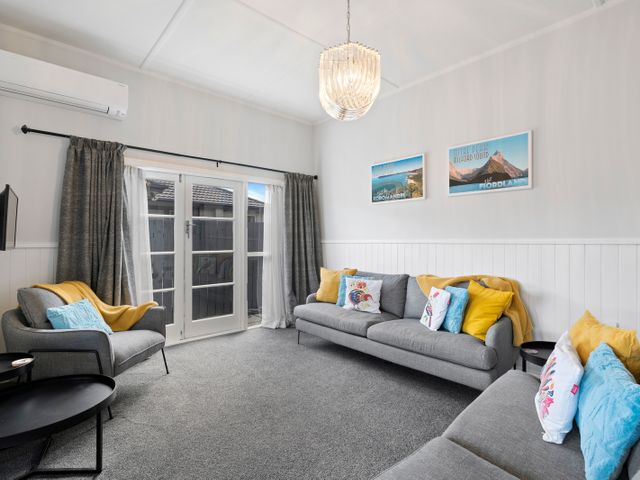 Lake Dunstan Cottage - Cromwell Holiday Home - 1118737 - photo 2