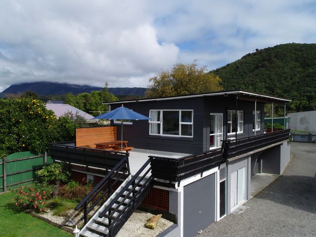 Sounds Good - Waikawa Holiday Home and Berth - 1124804 - photo 2