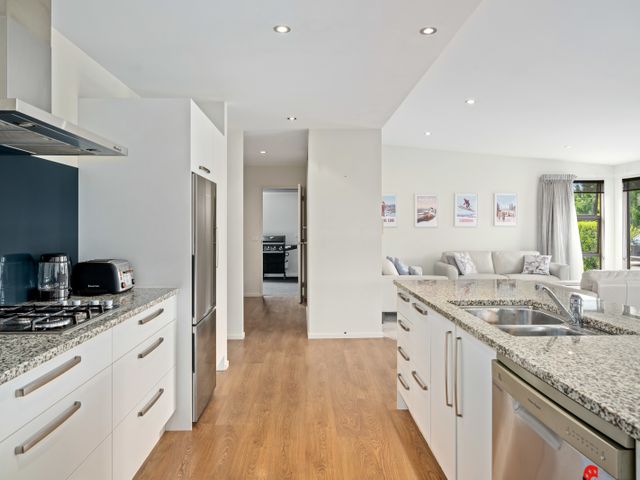 Urban Oasis - Wanaka Holiday Home - 1124993 - photo 3