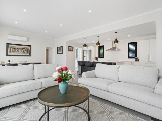 Pride of Pinot - Martinborough Holiday Home - 1125988 - photo 2