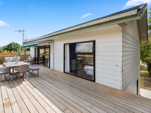 Waitahanui Lake House - Lake Taupo Holiday Home - 1127801 - photo 3