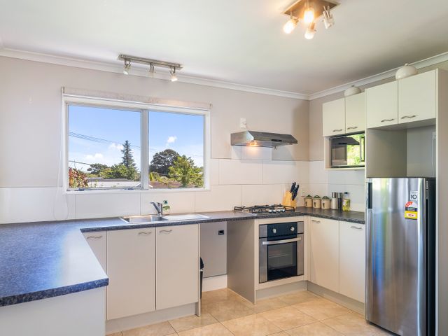 Bold Beauty – Paraparaumu Upstairs Holiday Unit - 1128872 - photo 2