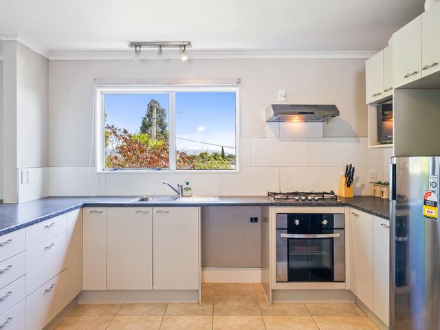 Bold Beauty – Paraparaumu Upstairs Holiday Unit - 1128872 - photo 3