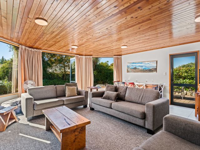 Lakehouse Retreat - Wanaka Holiday Home - 1132343 - photo 3