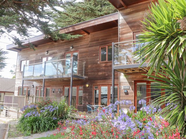 Tehidy in Porthtowan, Cornwall. Three bedrooms. Pet-friendly. Beach close. Hot tub. Off-road parking