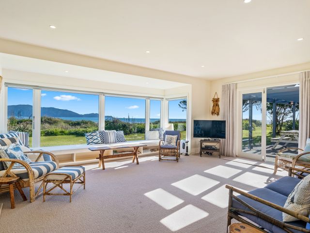 Kapiti Panorama – Waikanae Beach Holiday Home - 1137574 - photo 2