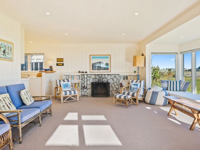 Kapiti Panorama – Waikanae Beach Holiday Home - 1137574 - photo 4