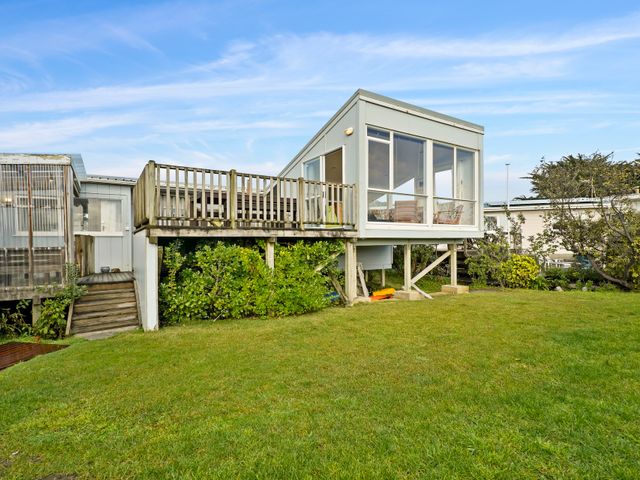 Olde Beach Pearl - Waikanae Beach Holiday Home - 1140385 - photo 3