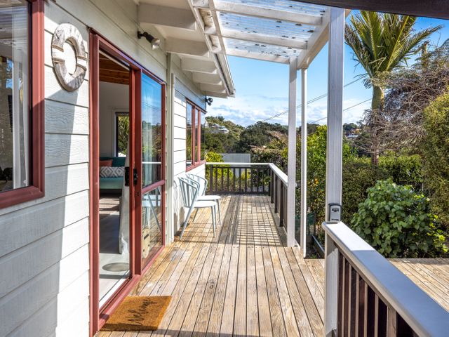 Onetangi Beach Retreat - Waiheke Holiday Home - 1141963 - photo 5