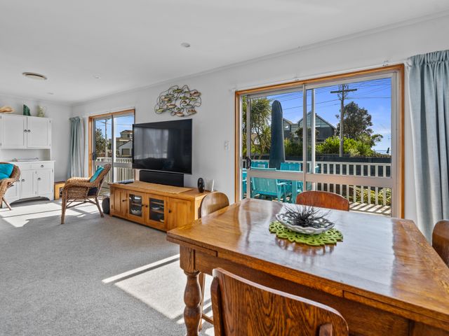 Coastal Oasis - Papamoa Beach Holiday Home - 1144256 - photo 5