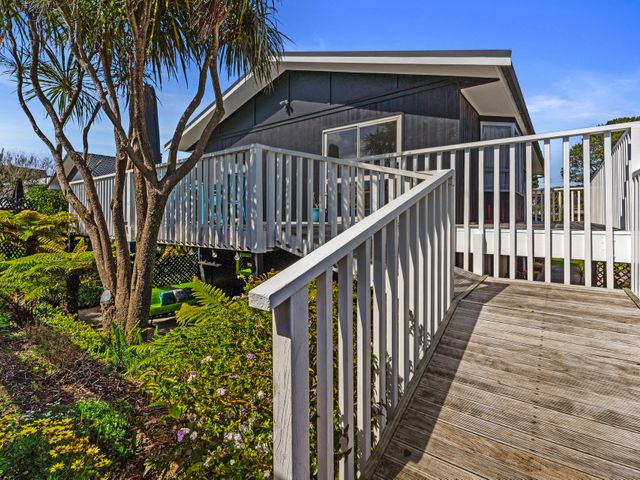 Coastal Oasis - Papamoa Beach Holiday Home - 1144256 - photo 2