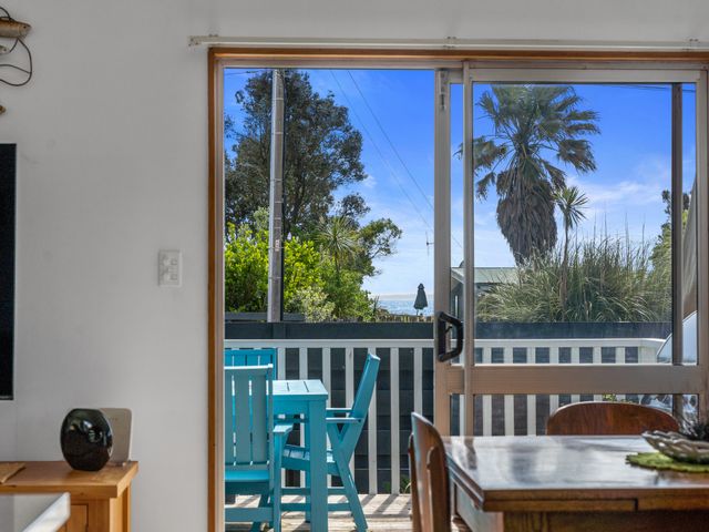 Coastal Oasis - Papamoa Beach Holiday Home - 1144256 - photo 4