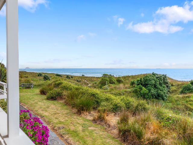 Sunny Seas Papamoa Beachfront Retreat - 1145876 - photo 4