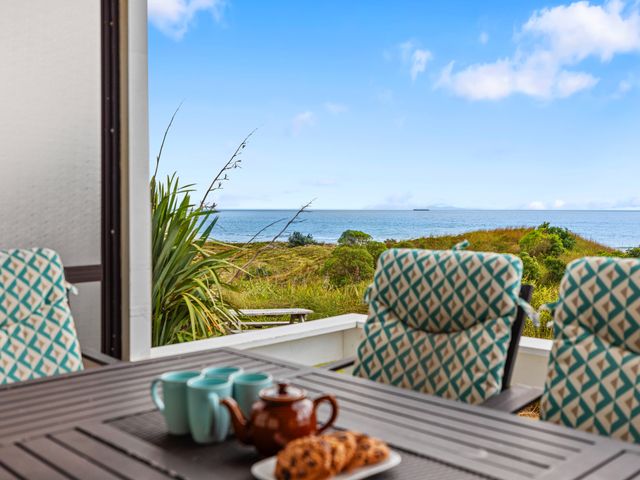 Sunny Seas Papamoa Beachfront Retreat - 1145876 - photo 5
