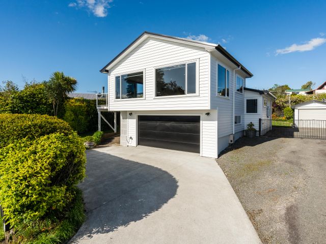 Scenic Lake Views - Taupo Holiday Home - 1147418 - photo 3