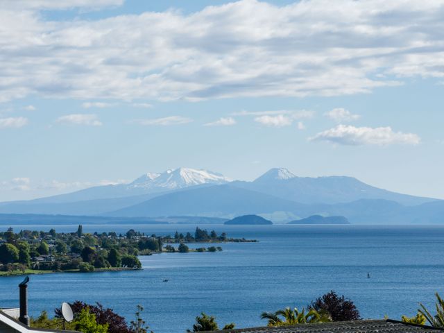 Scenic Lake Views - Taupo Holiday Home - 1147418 - photo 2