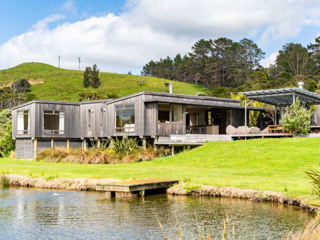 Swamphouse on the Peninsula - Tawharanui Holiday Home - 1147593 - photo 1