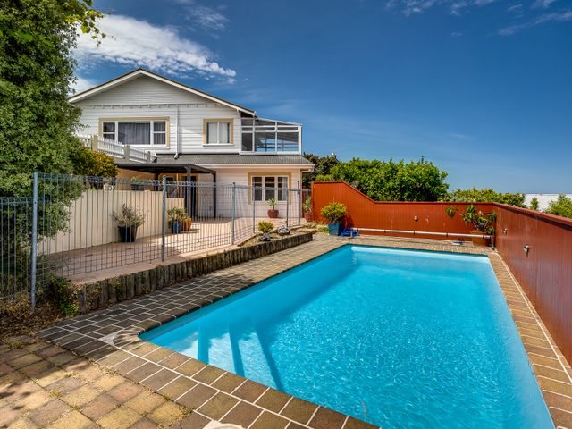 Relax At Poolside - Napier Holiday Home - 1148189 - photo 1