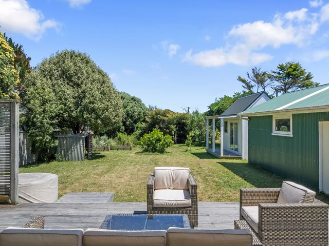 Sunlit Retreat - Te Horo Beach Holiday Home - 1148906 - photo 4