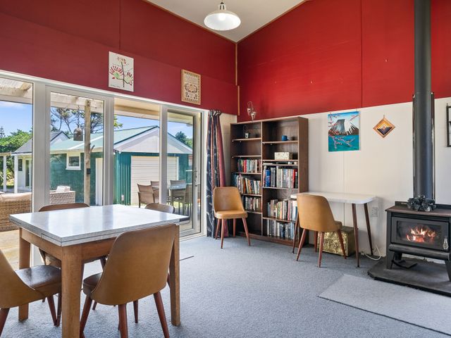 Sunlit Retreat - Te Horo Beach Holiday Home - 1148906 - photo 5