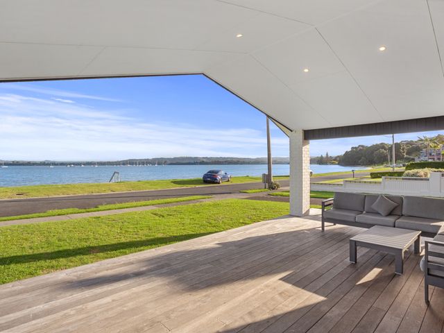 Waterfront Oasis - Omokoroa Holiday Home - 1151230 - photo 3