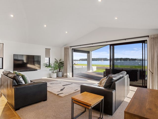 Waterfront Oasis - Omokoroa Holiday Home - 1151230 - photo 5