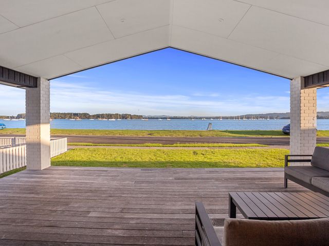 Waterfront Oasis - Omokoroa Holiday Home - 1151230 - photo 2