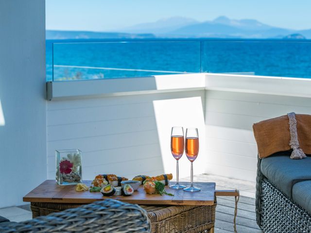 Lakefront Style - Lake Taupo Holiday Home - 1154293 - photo 5