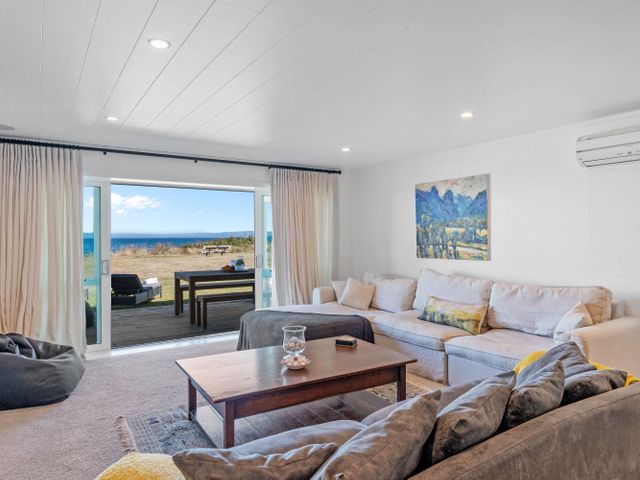 Lakefront Style - Lake Taupo Holiday Home - 1154293 - photo 3