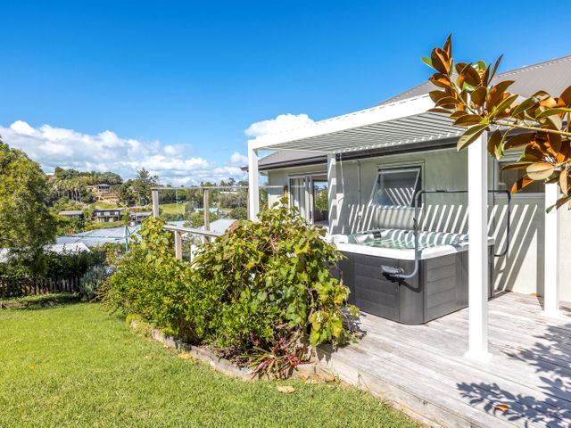 Surfdale Sunspot: Spa Escape Waiheke - 1154296 - photo 3