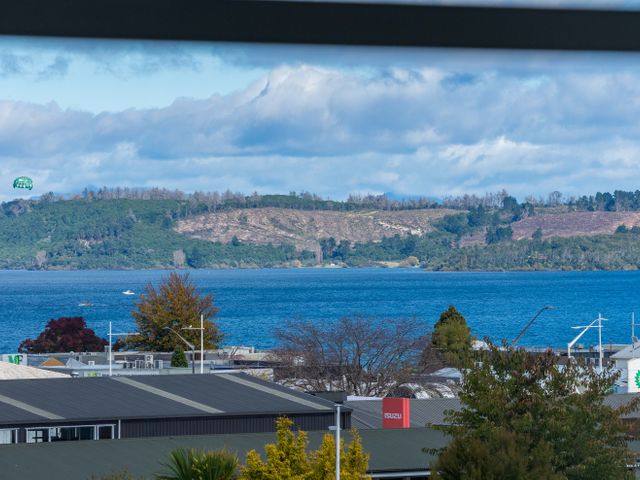 Lakefront Escape - Taupo Holiday Home - 1155808 - photo 1