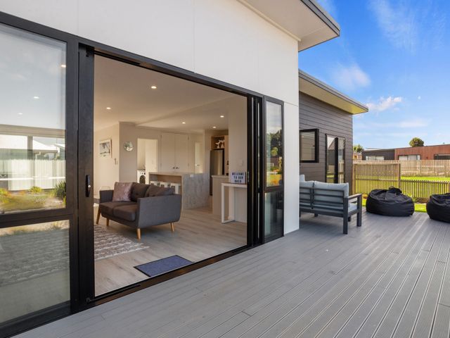 Modern Family Bach - Waihi Beach Holiday Home - 1156853 - photo 4