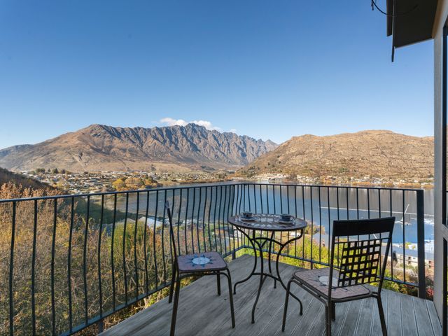Remarkable Views - Queenstown Holiday Home - 1157608 - photo 1