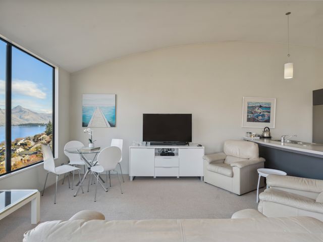 Remarkable Views - Queenstown Holiday Home - 1157608 - photo 5