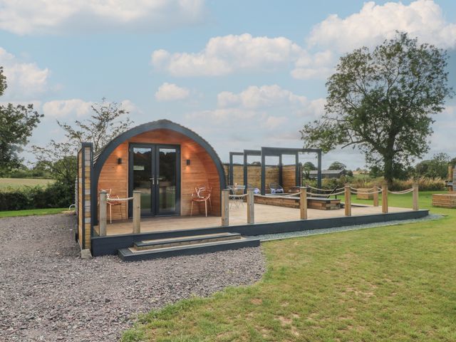 Paradise, Kenstone, near Hodnet, Shropshire. Hot tub. Fire pit. Decking. Parking. Smart TV. Romantic