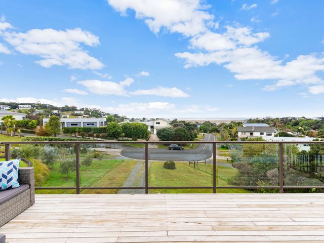 Seaview Lookout - Mangawhai Heads Holiday Home - 1159520 - photo 3