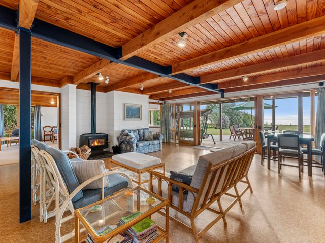 Lakefront Retreat - Lake Taupo Holiday Home - 1161781 - photo 3