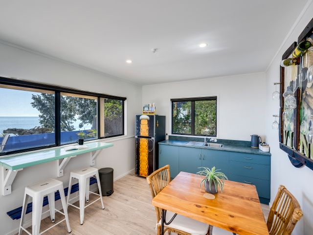 Coastal Embrace - Te Awanga Seaview Escape - 1161863 - photo 5