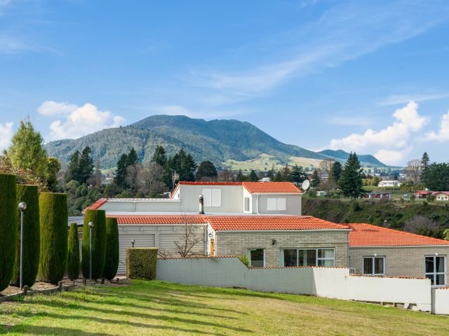 Tauhara Views - Lake Taupo Holiday Home - 1161865 - photo 1