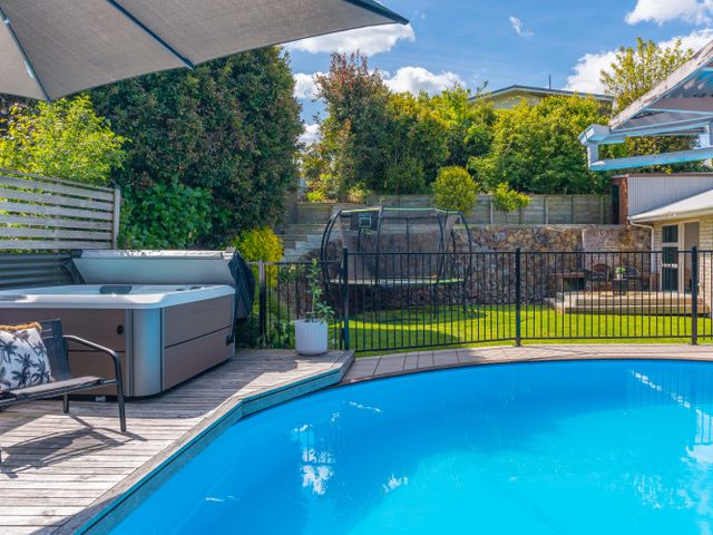 Tuis and Pools - Lake Taupo Holiday Home - 1163959 - photo 2