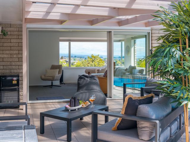 Tuis and Pools - Lake Taupo Holiday Home - 1163959 - photo 3