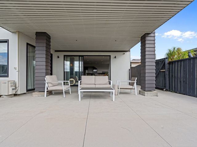 Beachfront Paradise  - Papamoa Beach Holiday Home - 1164081 - photo 4