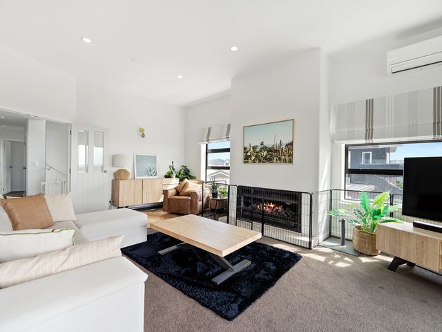 Beachfront Paradise  - Papamoa Beach Holiday Home - 1164081 - photo 3