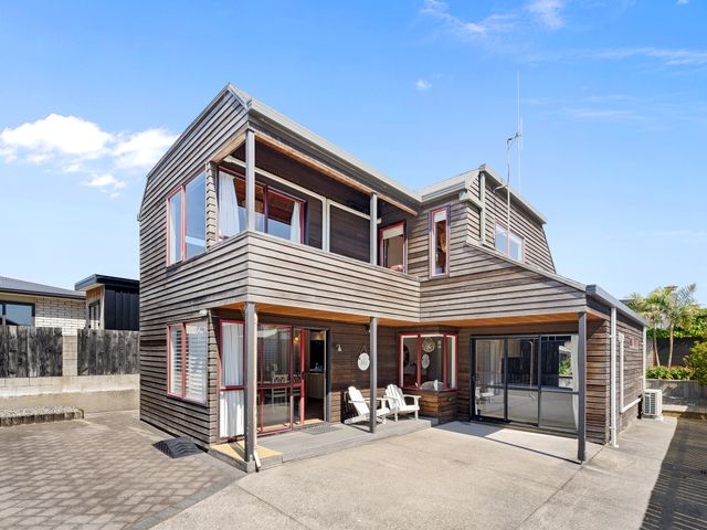 The Beach House - Mt Maunganui Holiday Home - 1164288 - photo 1