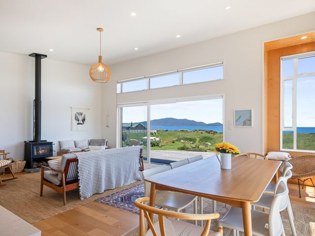 Sunset Over Kapiti - Waikanae Holiday Home - 1165254 - photo 3