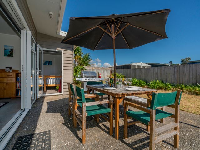 Unwind on The Fairway - Matarangi Holiday Home - 1165328 - photo 2