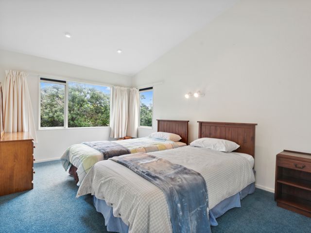 Hornbill Nest - Waikanae Beach Holiday Home - 1165430 - photo 1