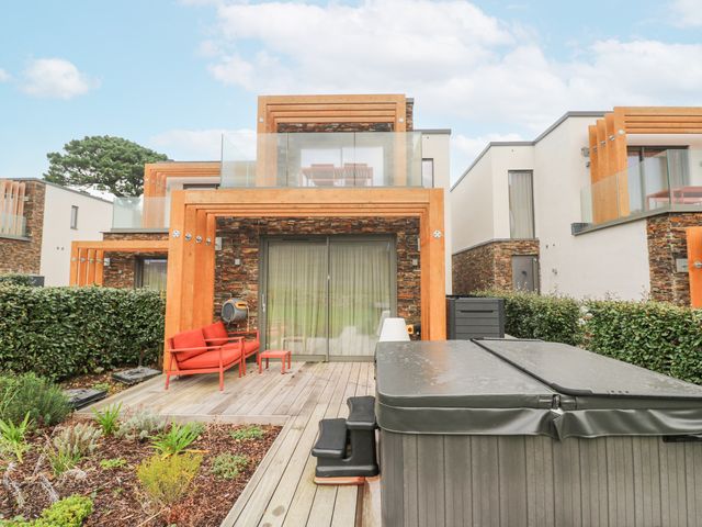 Villa 80, Carbis Bay, Cornwall. Hot tub. Family friendly. Near beach. Off-road parking. Pet-friendly