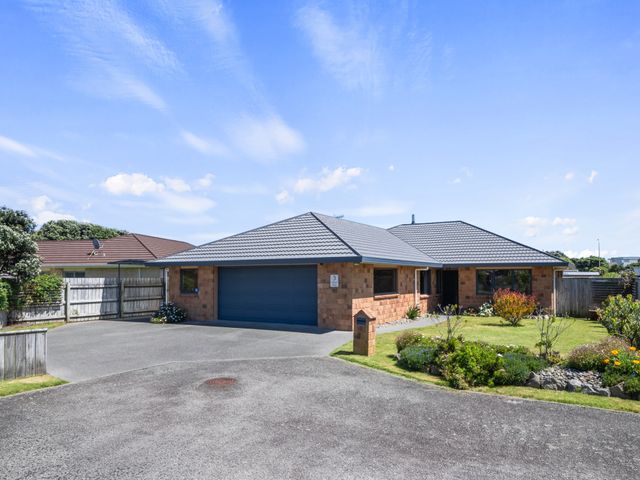 Spa and Sands - Waikanae Beach Holiday Home - 1167074 - photo 2